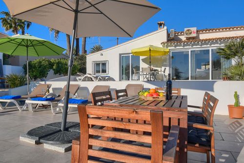 Mi Sueño 4 pax Villa à Moraira, Costa Blanca, Espagne avec piscine privée pour 4 personnes. La maison est située dans un quartier résidentiel près de la plage et se trouve à 3 km de la plage....