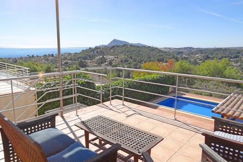 Casa Mimosa Amplia y cómoda casa con piscina privada en Altea, Costa Blanca, España, para 5 personas. La casa se encuentra en una zona residencial costera y montañosa, a 2 km de la playa de la Olla....