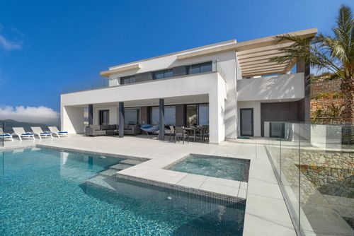 Madi Villa confortable à Benitachell, Costa Blanca, Espagne, avec piscine privée pour 8 personnes. La maison est située dans une zone résidentielle près de la plage, à 4 km de la plage de Cala Moraig et à 4 km de Poble Nou de Benitachell....