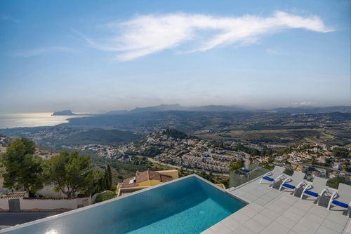 Madi Villa confortable à Benitachell, Costa Blanca, Espagne, avec piscine privée pour 8 personnes. La maison est située dans une zone résidentielle près de la plage, à 4 km de la plage de Cala Moraig et à 4 km de Poble Nou de Benitachell....