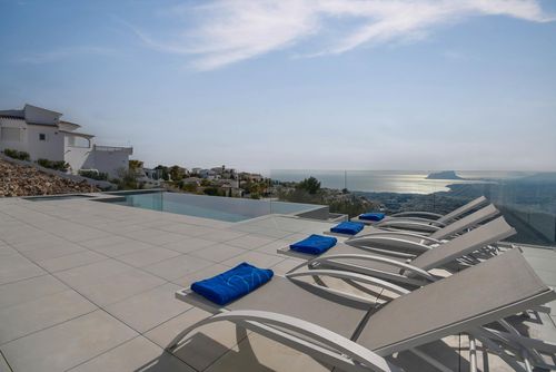 Madi Villa cómoda en Benitachell, Costa Blanca, España con piscina privada para 8 personas. La casa está situada en una zona residencial de playa, a 4 km de la playa de Cala Moraig y a 4 km de Poble Nou de Benitachell....