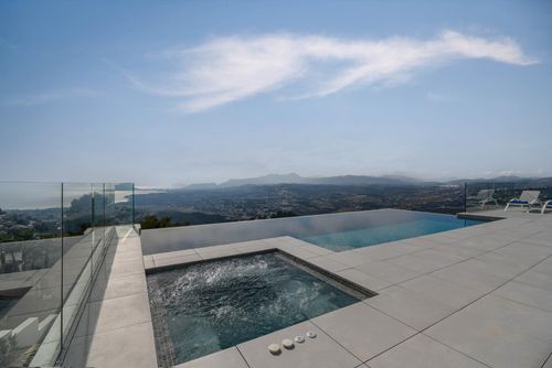 Madi Confortevole villa a Benitachell, Costa Blanca, Spagna con piscina privata per 8 persone. La casa è situata in una zona residenziale vicino alla spiaggia, a 4 km dalla spiaggia di Cala Moraig e a 4 km da Poble Nou de Benitachell....