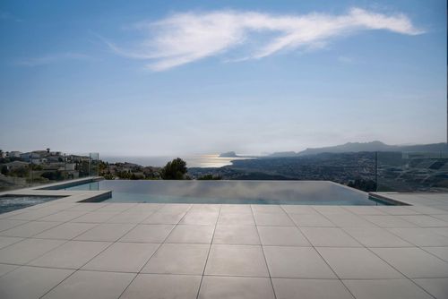 Madi Villa confortable avec piscine privée à Benitachell, Costa Blanca, Espagne pour 8 personnes. La maison est située dans une zone résidentielle proche de la plage, à 4 km de la plage de Cala Moraig et à 4 km de Poble Nou de Benitachell....
