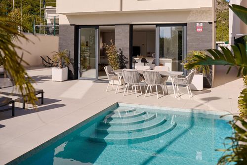 Casa Palmera Magnifique et luxueuse villa à Polop, Costa Blanca, Espagne, avec une piscine privée pour 6 personnes. La villa est située dans un quartier côtier, vallonné et résidentiel, à 4 km de La Nucia....