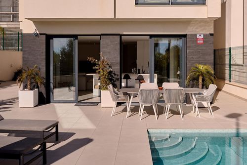 Casa Palmera Underbar och lyxig villa i Polop, Costa Blanca, Spanien med en privat pool för 6 personer. Villan ligger i ett kustnära, kuperat och bostadsområde, och är 4 km från La Nucia....