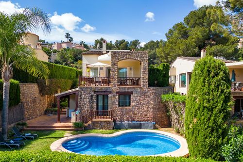 Casa Golf La Sella Merveilleuse et confortable villa à Denia, Costa Blanca, Espagne, avec piscine privée pour 6 personnes. La maison est située dans un complexe de golf, dans une zone vallonnée et urbaine, à 4 km de Pedreguer....