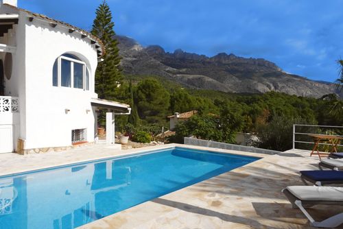 Casa Callosa Superbe et joyeuse villa à Altea, Costa Blanca, Espagne, avec piscine privée pour 6 personnes. La maison est située dans une zone rurale, résidentielle et montagneuse, à 3 km d'Altea la Vella....