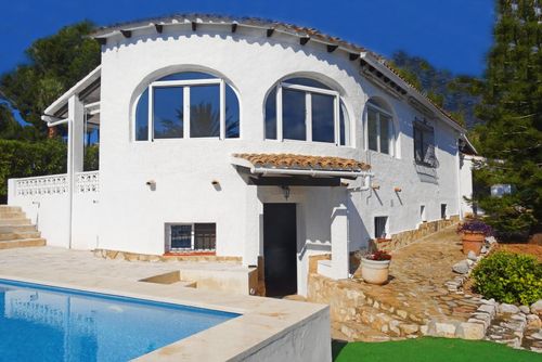 Casa Callosa Geweldige en vrolijke villa in Altea, Costa Blanca, Spanje met privézwembad voor 6 personen. Het huis is gelegen in een landelijke, residentiële en bergachtige omgeving en ligt op 3 km van Altea la Vella....