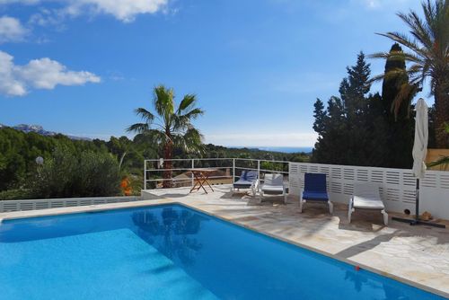 Casa Callosa Geweldige en vrolijke villa in Altea, Costa Blanca, Spanje met privézwembad voor 6 personen. Het huis is gelegen in een landelijke, residentiële en bergachtige omgeving en ligt op 3 km van Altea la Vella....