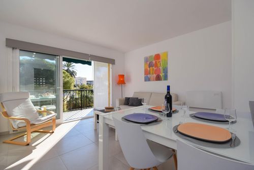 Sunnybeach Magnifique et agréable appartement à Dénia, Costa Blanca, Espagne pour 4 personnes. L'appartement est situé dans un complexe de vacances avec bar et restaurant, dans une zone résidentielle près de la plage, à proximité des commerces et supermarchés, à 2 km de la plage de Playa de les Marines et à 0,5 km de la Méditerranée....