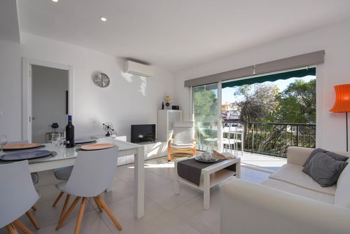 Sunnybeach Magnifique et agréable appartement à Dénia, Costa Blanca, Espagne pour 4 personnes. L'appartement est situé dans un complexe de vacances avec bar et restaurant, dans une zone résidentielle près de la plage, à proximité des commerces et supermarchés, à 2 km de la plage de Playa de les Marines et à 0,5 km de la Méditerranée....