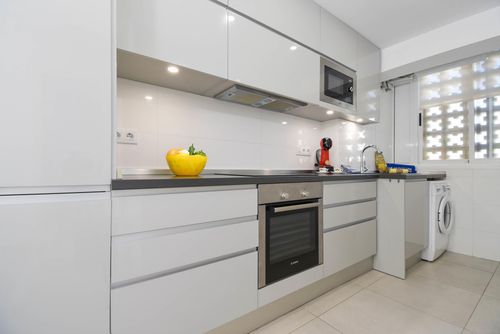 Sunnybeach Magnifique et agréable appartement à Dénia, Costa Blanca, Espagne pour 4 personnes. L'appartement est situé dans un complexe de vacances avec bar et restaurant, dans une zone résidentielle près de la plage, à proximité des commerces et supermarchés, à 2 km de la plage de Playa de les Marines et à 0,5 km de la Méditerranée....