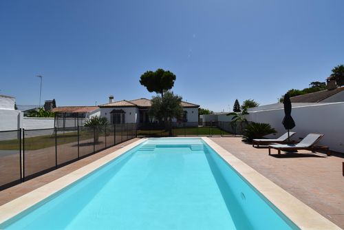 Calma 10 Bellissima e confortevole villa a Chiclana de la Frontera, Costa de la Luz, Spagna, con piscina privata per 10 persone. La casa è situata in una zona residenziale vicino alla spiaggia, a pochi passi da negozi e supermercati e a 4 km dalla spiaggia di La Barrosa....