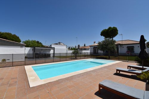 Calma 10 Schöne und komfortable Villa mit privatem Pool in Chiclana de la Frontera, Costa de la Luz, Spanien für 10 Personen. Das Haus befindet sich in einem Wohngebiet in Strandnähe, nahe Geschäften und Supermärkten und 4 km vom Strand La Barrosa entfernt....