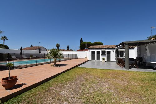 Calma 10 Mooie en comfortabele villa met privézwembad in Chiclana de la Frontera, Costa de la Luz, Spanje voor 10 personen. De woning is gelegen in een residentieel strandgebied, dicht bij winkels en supermarkten, en op 4 km van het strand La Barrosa....