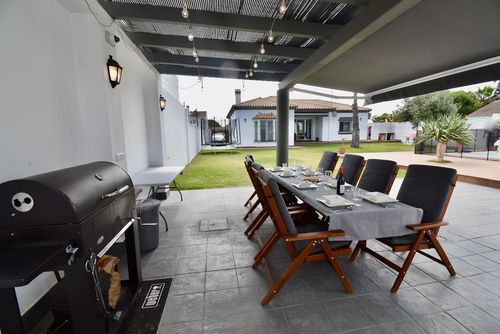 Calma 10 Schöne und komfortable Villa mit privatem Pool in Chiclana de la Frontera, Costa de la Luz, Spanien für 10 Personen. Das Haus befindet sich in einem Wohngebiet in Strandnähe, in der Nähe von Geschäften und Supermärkten und 4 km vom Strand La Barrosa entfernt....