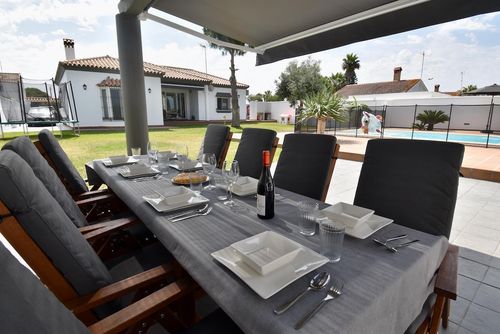 Calma 10 Schöne und komfortable Villa mit privatem Pool in Chiclana de la Frontera, Costa de la Luz, Spanien für 10 Personen. Das Haus befindet sich in einem Wohngebiet in Strandnähe, in der Nähe von Geschäften und Supermärkten und 4 km vom Strand La Barrosa entfernt....
