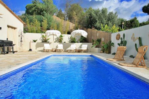 Villa Sadeza Villa med privat pool i Calonge, Katalonien, Spanien för 6 personer. Huset ligger i ett kustområde, i en bostads- och bergig miljö, nära restauranger och barer och 4 km från stranden i Sant Antoni de Calonge....