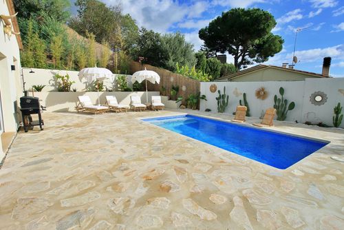 Villa Sadeza Villa met privézwembad in Calonge, Catalonië, Spanje voor 6 personen. Het huis is gelegen in een kustgebied, woonwijk, en bergachtige omgeving, dicht bij restaurants en bars en op 4 km van het strand van Sant Antoni de Calonge....