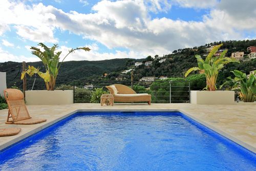 Villa Sadeza Villa com piscina privativa em Calonge, Catalunha, Espanha, para 6 pessoas. A casa está situada em uma área costeira, residencial e montanhosa, próxima a restaurantes e bares, a 4 km da praia de Sant Antoni de Calonge....