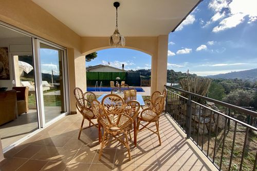 Villa Sadeza Willa z prywatnym basenem w Calonge, Katalonia, Hiszpania dla 6 osób. Dom usytuowany jest w nadmorskiej, mieszkalnej i górzystej okolicy, blisko restauracji i barów oraz 4 km od plaży Sant Antoni de Calonge....