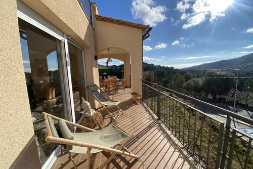 Villa Sadeza Villa con piscina privada en Calonge, Cataluña, España para 6 personas. La casa está situada en una zona costera, residencial y montañosa, cerca de restaurantes y bares, y a 4 km de la playa de Sant Antoni de Calonge....