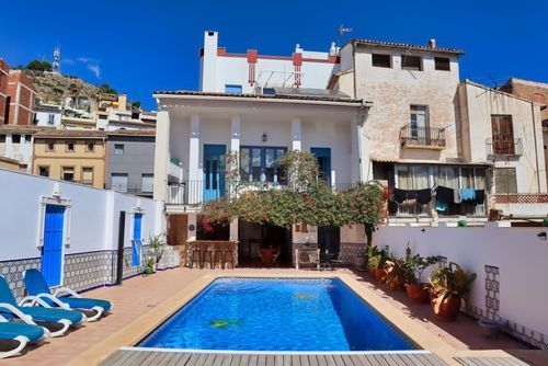 Casa Lola Callosa 16 Vidunderlig og klassisk villa i Callosa d'En Sarria, Costa Blanca, Spanien med privat pool til 16 personer. Huset er beliggende i et bakket, landligt og bymæssigt område og er tæt på restauranter og barer, butikker og supermarkeder....