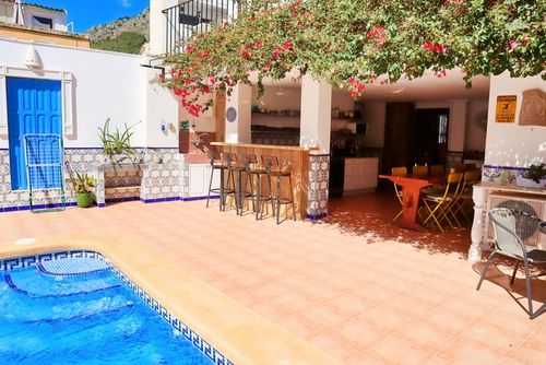 Casa Lola Callosa 16 Geweldige en klassieke villa in Callosa d'En Sarria, Costa Blanca, Spanje met privézwembad voor 16 personen. Het huis is gelegen in een heuvelachtig, landelijk en stedelijk gebied en bevindt zich vlakbij restaurants en bars, winkels en supermarkten....