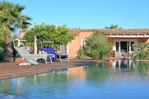 Villa Lumia Villa à Selinunte, Sicile, Italie avec piscine privée pour 6 personnes. La maison est située dans une zone rurale en bord de mer....