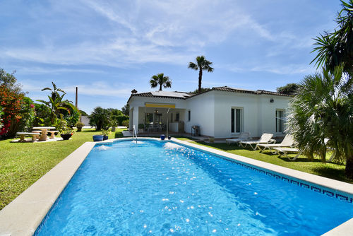 Leonita Moderne en comfortabele villa in Chiclana de la Frontera, Costa de la Luz, Spanje met privézwembad voor 6 personen. Het huis is gelegen in een landelijke strandomgeving....