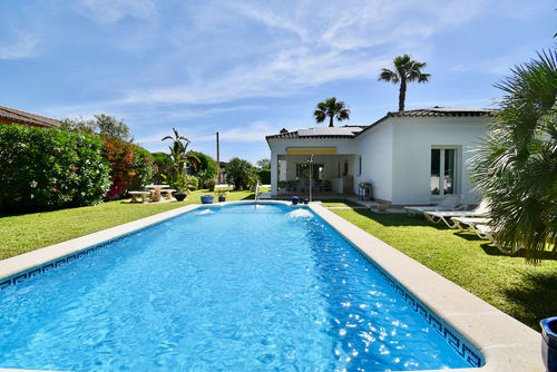 Leonita Moderna e confortevole villa a Chiclana de la Frontera, Costa de la Luz, Spagna, con piscina privata per 6 persone. La casa è situata in una zona rurale vicino alla spiaggia....