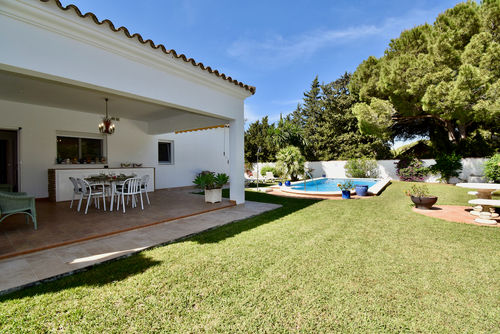 Leonita Moderna e confortevole villa a Chiclana de la Frontera, Costa de la Luz, Spagna, con piscina privata per 6 persone. La casa è situata in una zona rurale vicino alla spiaggia....