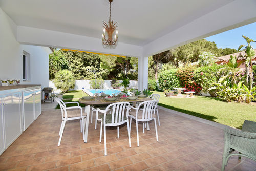 Villa Leonita: Chiclana de la Frontera, Costa de la Luz, España. Comedor al aire libre y Piscina