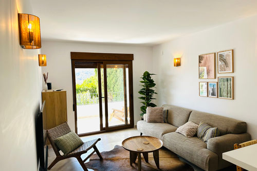 Casa Solaz Villa mit Gemeinschaftspool in Moraira, Costa Blanca, Spanien für 6 Personen. Das Haus befindet sich in einer Küsten-, hügeligen und städtischen Gegend und in der Nähe von Restaurants und Bars, Geschäften und Supermärkten....