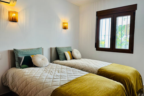 Casa Solaz Villa con piscina comunitaria en Moraira, Costa Blanca, España para 6 personas. La casa está situada en una zona costera, montañosa y urbana, cerca de restaurantes y bares, tiendas y supermercados....