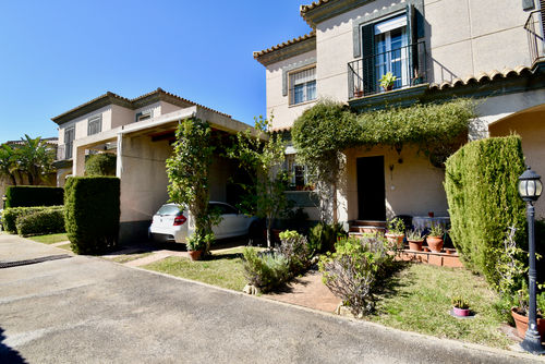 Aurora Maison classique et confortable à Chiclana de la Frontera, Costa de la Luz, Espagne, avec piscine commune pour 5 personnes. La maison est située dans un quartier résidentiel proche de la plage, à proximité de restaurants, bars, boutiques et supermarchés, et à 2 km de la plage de La Barrosa....