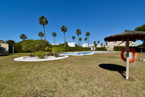 Aurora Casa clásica y cómoda en Chiclana de la Frontera, Costa de la Luz, España, con piscina comunitaria para 5 personas. La casa se encuentra en una zona residencial de playa, cerca de restaurantes y bares, tiendas y supermercados, y a 2 km de la playa de La Barrosa....