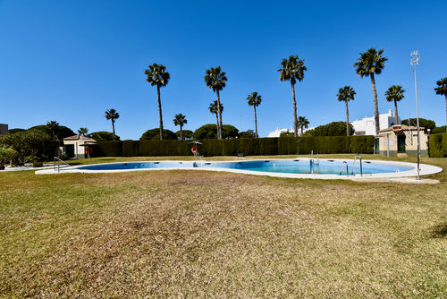 Aurora Casa clásica y cómoda en Chiclana de la Frontera, Costa de la Luz, España, con piscina comunitaria para 5 personas. La casa se encuentra en una zona residencial de playa, cerca de restaurantes y bares, tiendas y supermercados, y a 2 km de la playa de La Barrosa....