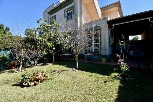 Aurora Classic and comfortable house in Chiclana de la Frontera, Costa de la Luz, Spain with communal pool for 5 persons. The house is situated in a residential beach area, close to restaurants and bars, shops and supermarkets, and 2 km from La Barrosa beach....