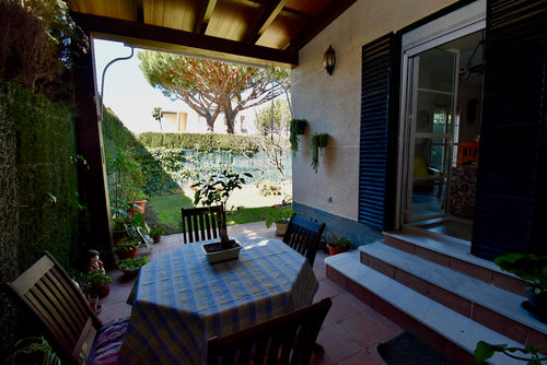 Aurora Casa clásica y cómoda en Chiclana de la Frontera, Costa de la Luz, España, con piscina comunitaria para 5 personas. La casa se encuentra en una zona residencial de playa, cerca de restaurantes y bares, tiendas y supermercados, y a 2 km de la playa de La Barrosa....