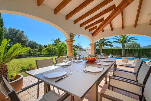 Teglan Prekrasna i klasična vila u Javei, Costa Blanca, Španjolska s privatnim bazenom za 8 osoba. Kuća se nalazi u rezidencijalnom području plaže, 4 km od plaže La Grava, Javea....