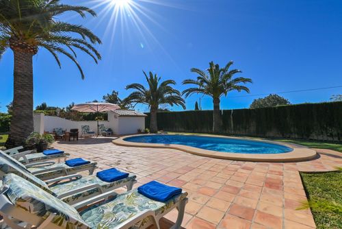 Teglan Villa merveilleuse et classique à Xàbia, Costa Blanca, Espagne avec piscine privée pour 8 personnes. La maison est située dans un quartier résidentiel de plage à 4 km de la plage de La Grava, Xàbia....