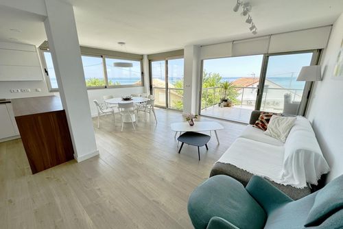 Tierra de Mar 50 by homeprive Wunderschöne und komfortable Wohnung mit Gemeinschaftspool in Denia, Costa Blanca, Spanien für 6 Personen. Die Wohnung befindet sich in einer Wohngegend nahe dem Strand, in der Nähe von Restaurants, Bars, Supermärkten und nur 25 m vom Strand entfernt....