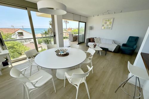Tierra de Mar 50 by homeprive Magnifique et confortable appartement avec piscine commune à Denia, Costa Blanca, Espagne, pour 6 personnes. L'appartement est situé dans un quartier résidentiel proche de la plage, à proximité de restaurants, bars, supermarchés, et à seulement 25 mètres de la plage....