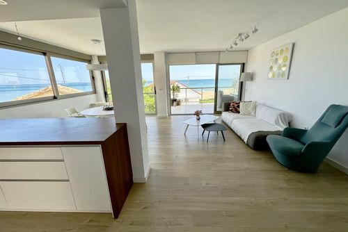 Tierra de Mar 50 by homeprive Maravilloso y cómodo apartamento con piscina comunitaria en Denia, Costa Blanca, España, para 6 personas. El apartamento está situado en una zona residencial de playa, cerca de restaurantes, bares, supermercados y a solo 25 m de la playa....