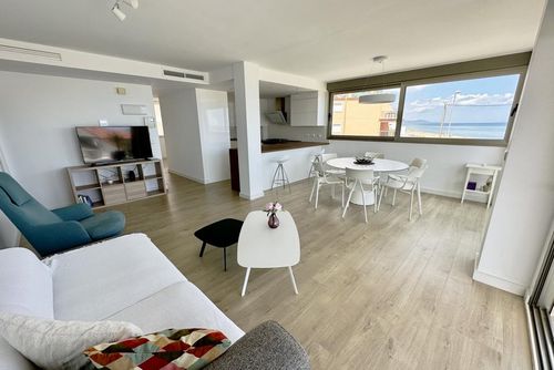 Tierra de Mar 50 by homeprive Maravilloso y cómodo apartamento con piscina comunitaria en Denia, Costa Blanca, España, para 6 personas. El apartamento está situado en una zona residencial de playa, cerca de restaurantes, bares, supermercados y a solo 25 m de la playa....