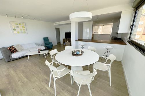 Tierra de Mar 50 by homeprive Magnifique et confortable appartement avec piscine commune à Denia, Costa Blanca, Espagne, pour 6 personnes. L'appartement est situé dans un quartier résidentiel proche de la plage, à proximité de restaurants, bars, supermarchés, et à seulement 25 mètres de la plage....