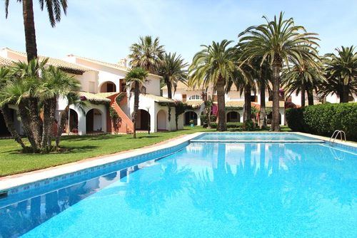 Cabañas 45 by homeprive Gemütliche Wohnung in Denia, Costa Blanca, Spanien, mit Gemeinschaftspool für 4 Personen. Die Wohnung befindet sich in einem Wohngebiet in Strandnähe, nahe Restaurants, Bars und Supermärkten, und ist nur 25 m vom Strand entfernt....