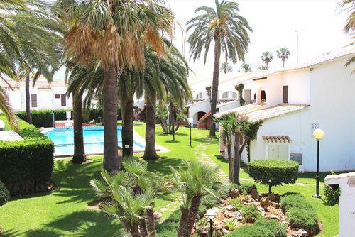 Cabañas 45 by homeprive Behagelig lejlighed i Denia, Costa Blanca, Spanien med fælles pool til 4 personer. Lejligheden er beliggende i et boligområde nær stranden, tæt på restauranter, barer og supermarkeder, og kun 25 m fra stranden....
