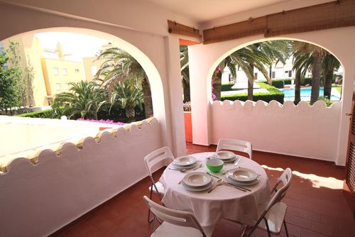 Cabañas 45 by homeprive Behagelig lejlighed i Denia, Costa Blanca, Spanien med fælles pool til 4 personer. Lejligheden er beliggende i et boligområde nær stranden, tæt på restauranter, barer og supermarkeder, og kun 25 m fra stranden....